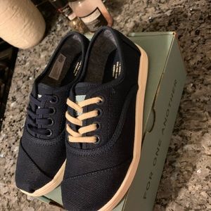 Kids NEW toms with both laces